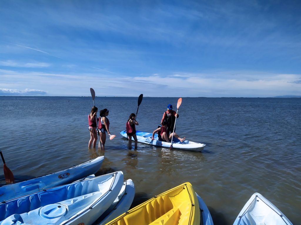En grups de 4 descobrint el mar amb caiac.